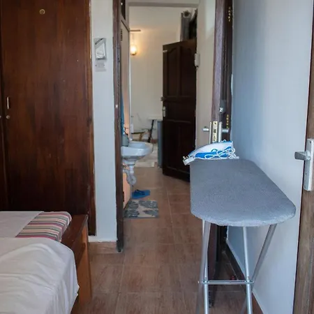Gee'S Holiday Home Apartment In Mombasa Cbd - Parking Buitenkant foto