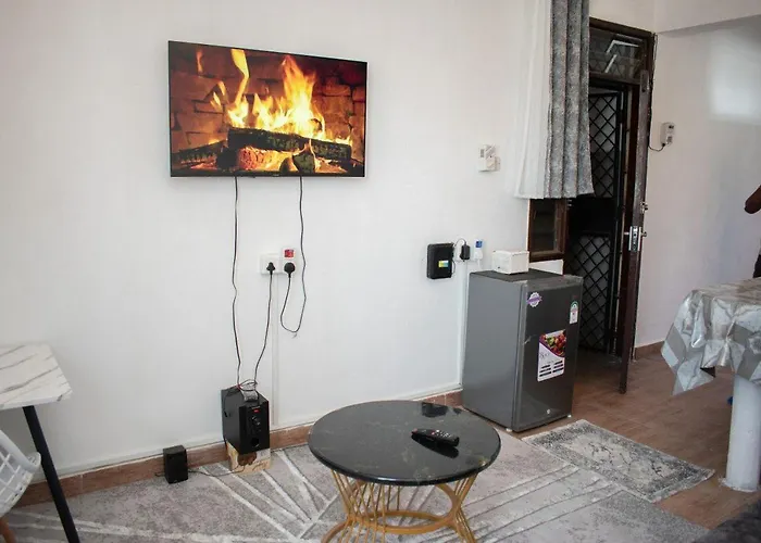 Gee\'S Holiday Home Apartment In Mombasa Cbd - Parking