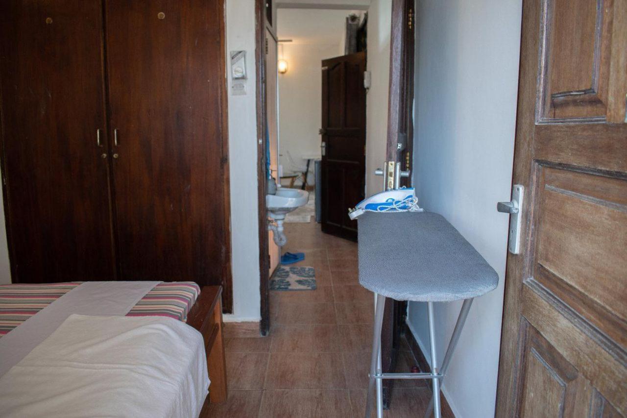 Apartment Gee's In Cbd - Parking